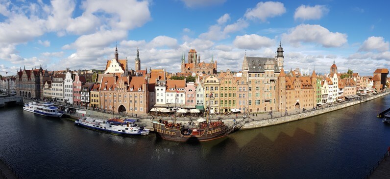 Panorama Gdańska w pełnym słońcu. Wybrzeże Motławy. Zdjęcie panoramiczne. Autor © Łukasz Suska