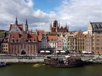 Gdańsk wybrzeże nad Motławą. Na pierwszym planie Czarna Perła. Autor © Łukasz Suska
