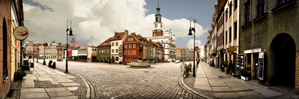 Poznań - widok na Stary Rynek, w tle widać renesanwoy budynek pełniący kiedyś funkcję ratusza. Autor © Marcin Kubiak  — stock.adobe.com