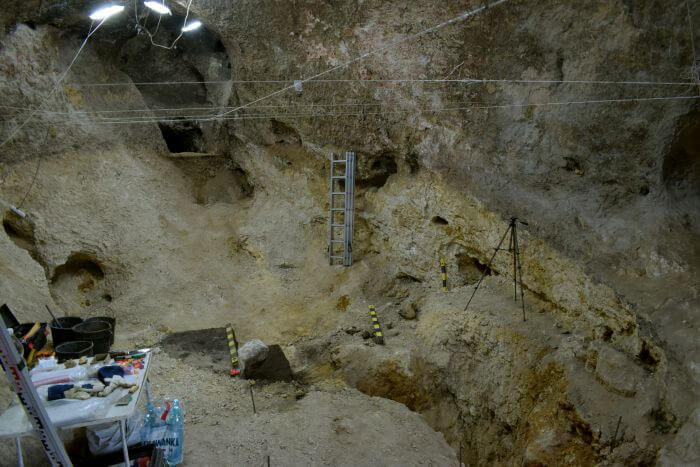 Jaskinia podczas prac, widać nieprzebadaną część pieca. Fot. M. Urbanowski