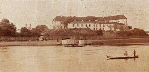 Widok na zamek w Pułtusku z przeciwległego brzegu Narwi. Widokówka z 1905 roku.