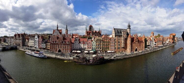 Panorama Gdańska od strony Motławy z widokiem na dachy budynków Starego Miasta