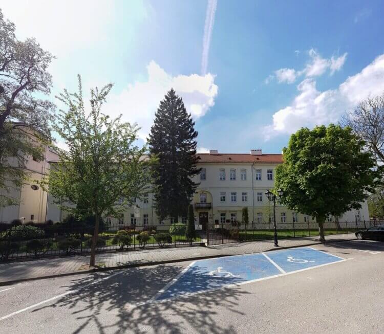 Pułtusk Kolegium - fasada budynku szkoły