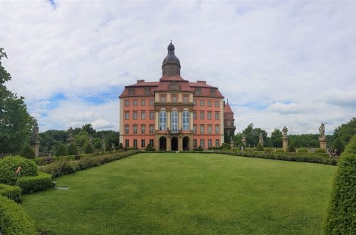 Fasada Wschodnia - Zamek Książ - trawnik przed zamkiem