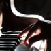 Pianino i dłoń na klawiszach
