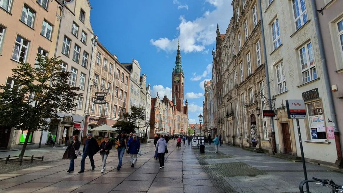 Gdańsk ulica Długa - widok na ratusz, turyści spacerujący po ulicy