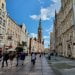 Gdańsk ulica Długa - widok na ratusz, turyści spacerujący po ulicy