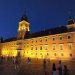 Zamek Królewski w Warszawie oświetlony sztucznym światłem lamp wieczorową porą.