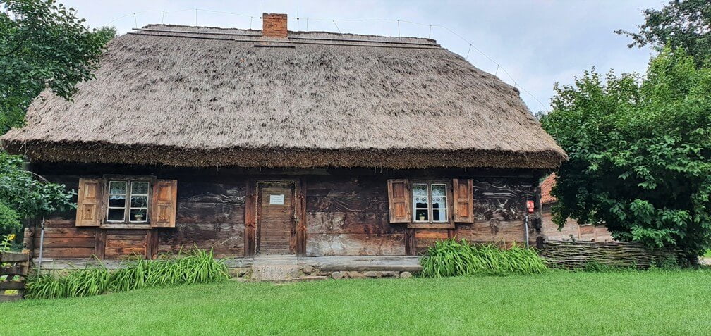 Drewniana chałupa Chłopska pod strzechą, widok na front budynku - Muzeum Wsi Mazowieckiej w Sierpcu