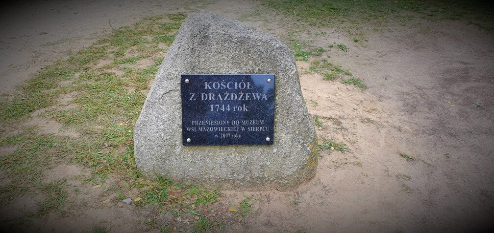Kamień z tabliczką "Kościół z Drążdżewa 1744 rok" przeniesiony do muzeum wsi mazowieckiej w Sierpcu w 2007 roku - Skansen w Sierpcu