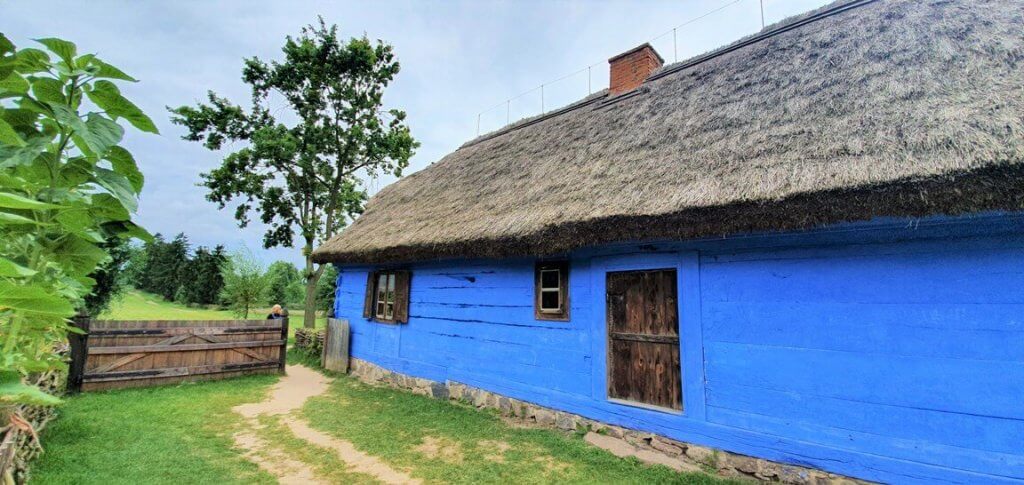Chałupa z Czermna pomalowana na niebiesko, fasada budynku - Muzeum Wsi Mazowieckiej w Sierpcu