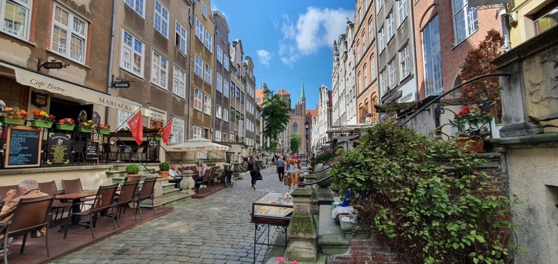 Gdańsk ulica Mariacka - widok na restaurację przy ulicy