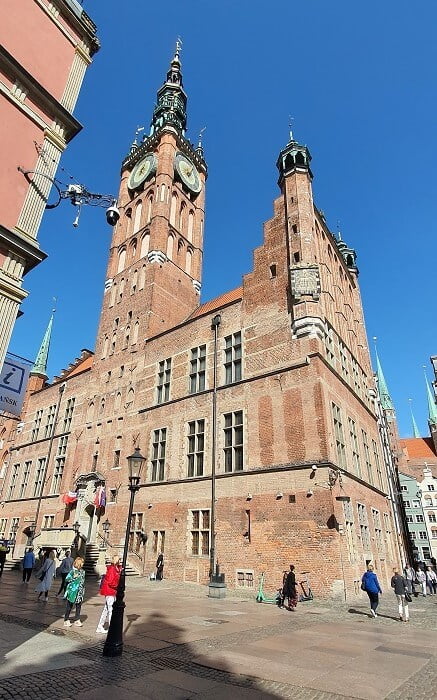 Gdańsk - Ratusz Miejski - widok na fasadę z wejściem do budynku. Nad drzwiami Herb Gdańska z Lwami rękodzieła Daniela Eggerta