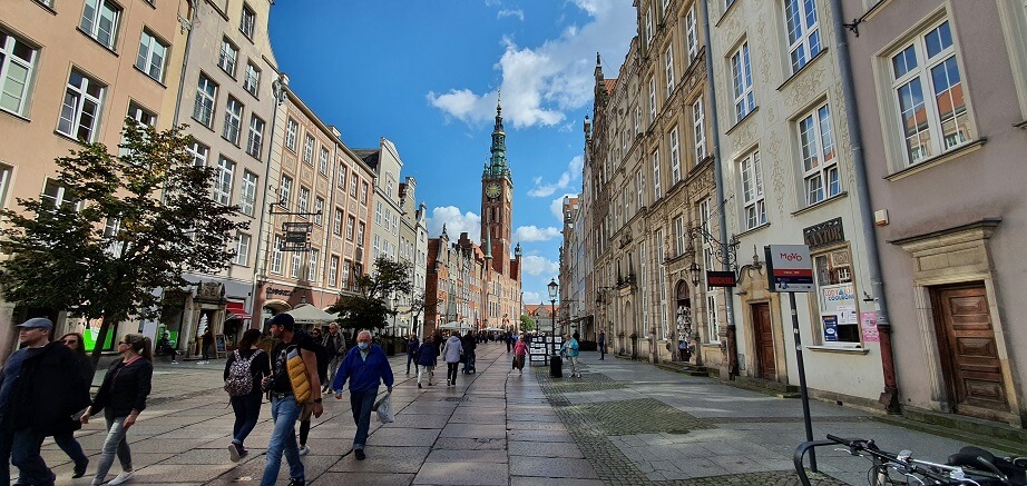 Gdańsk ul. Długa woj. Pomorskie - Ratusz Miejski w oddali, mieszkańcy i turyści zwiedzający miasto spacerują po ulicy Długiej.