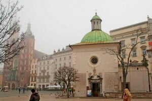 Kościół Świętego Wojciecha na rynku w Krakowie spowity mgłą