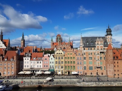 Gdańsk wybrzeże nad Motławą. W oddali Bazylika Mariacka. Autor © Łukasz Suska