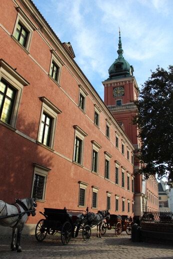 Warszawa - Fasada Zamku Królewskiego na starym rynku. Autor © Łukasz Suska