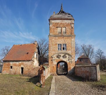 Wieża bramna przy pałacu we wsi Biecz województwo Lubuskie. Wzniesiona przez Otto Georga von Wiedebach w 1683 roku.