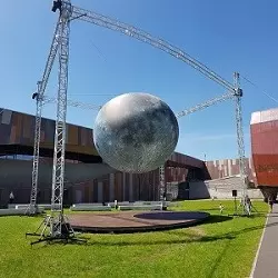 Centrum Nauki Kopernik - wielka makieta księżyca jako ekspozycja plenerowa przed CNK