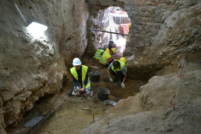 Prace archeologów w przedsionku jaskini. Fot. M. Urbanowski