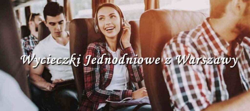 Wycieczki Jednodniowe z Warszawy - ludzie siedzący w autokarze - baner