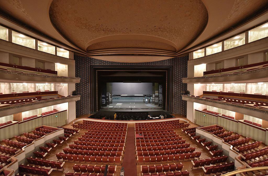 Sala Moniuszki w Teatrze Wielkim - ogromna sala wypełniona czerwonymi krzesłami