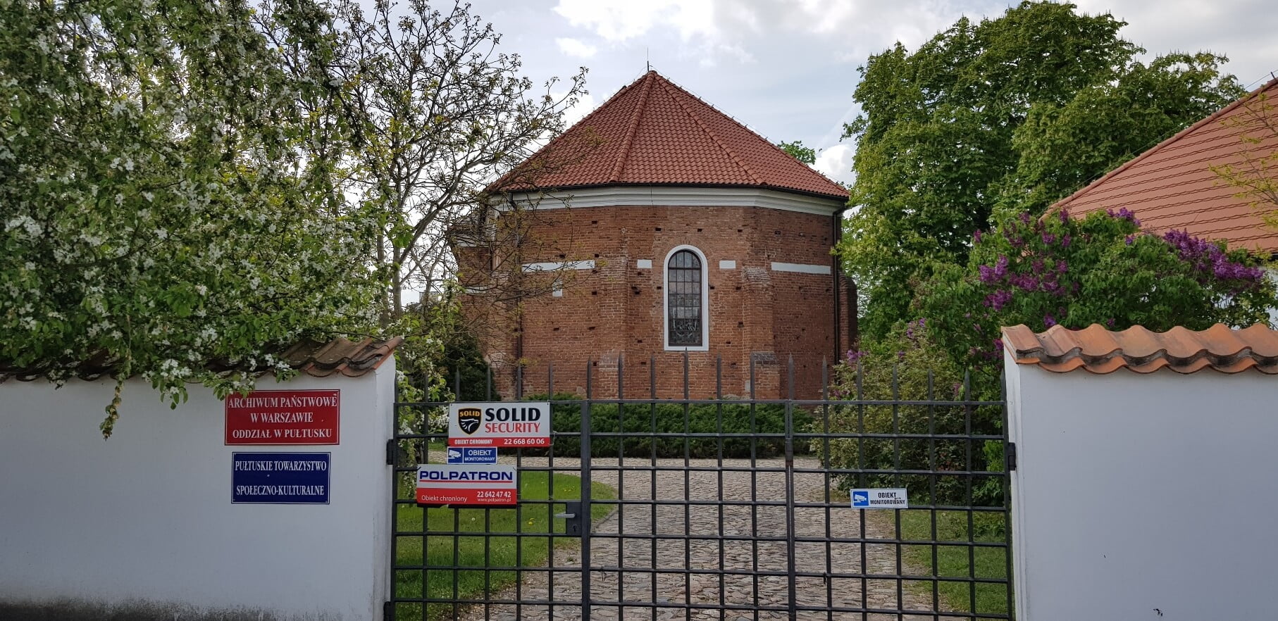 Pułtusk archiwum - tył budynku za metalową bramą