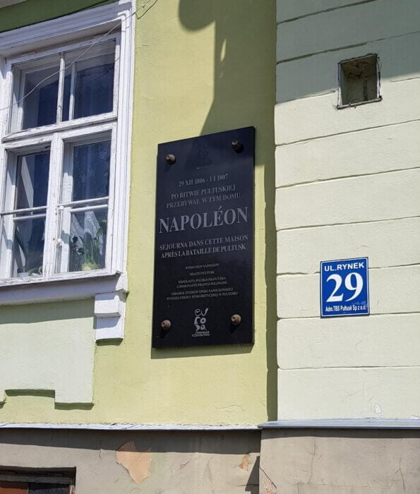 Pułtusk - czarna tablica, na ścianie budynku nr 29, upamiętniająca wizytę Napoleona Bonaparte