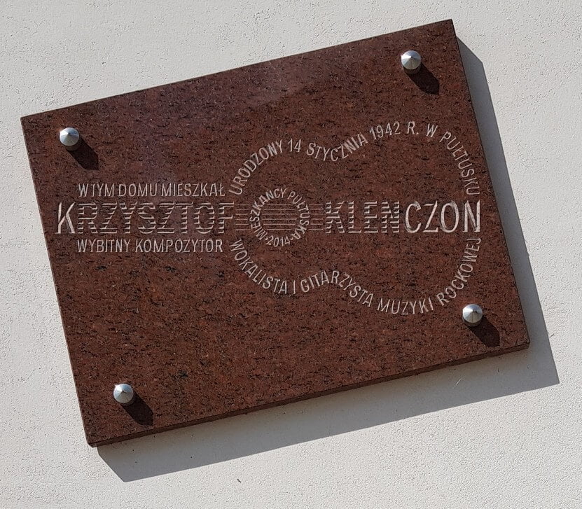 Krzysztof Klenczon - Tablica pamiątkowa polskiego kompozytora na jednym z domów w Pułtusk - Brązowa tablica pamiątkowa z wizerunkiem gitary