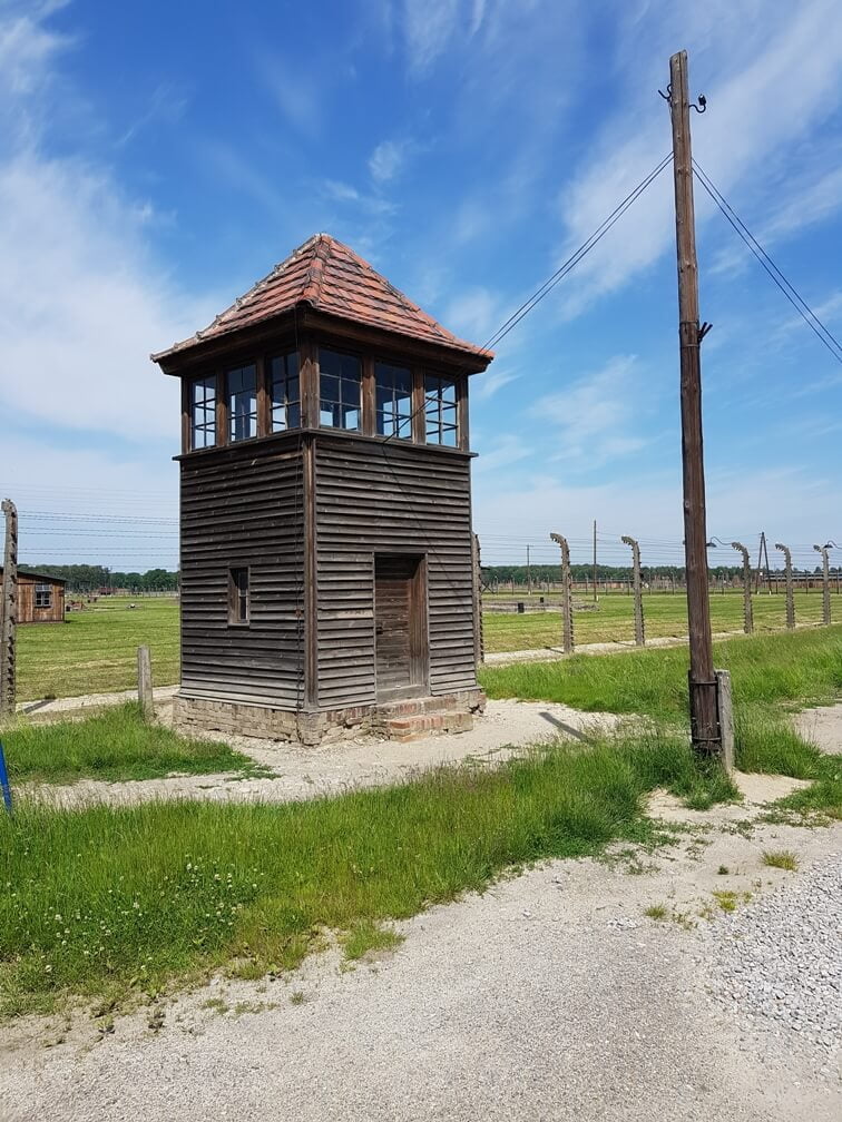 Auschwitz-Birkenau - baraki i wieża strażnicza