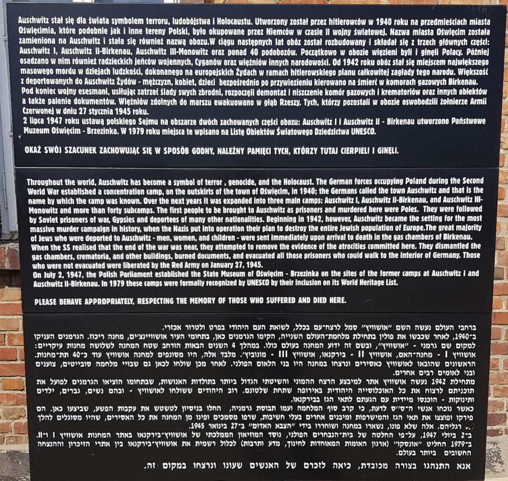 Auschwitz-Birkenau - zbliżenie na tablice upamiętniającą przed brama
