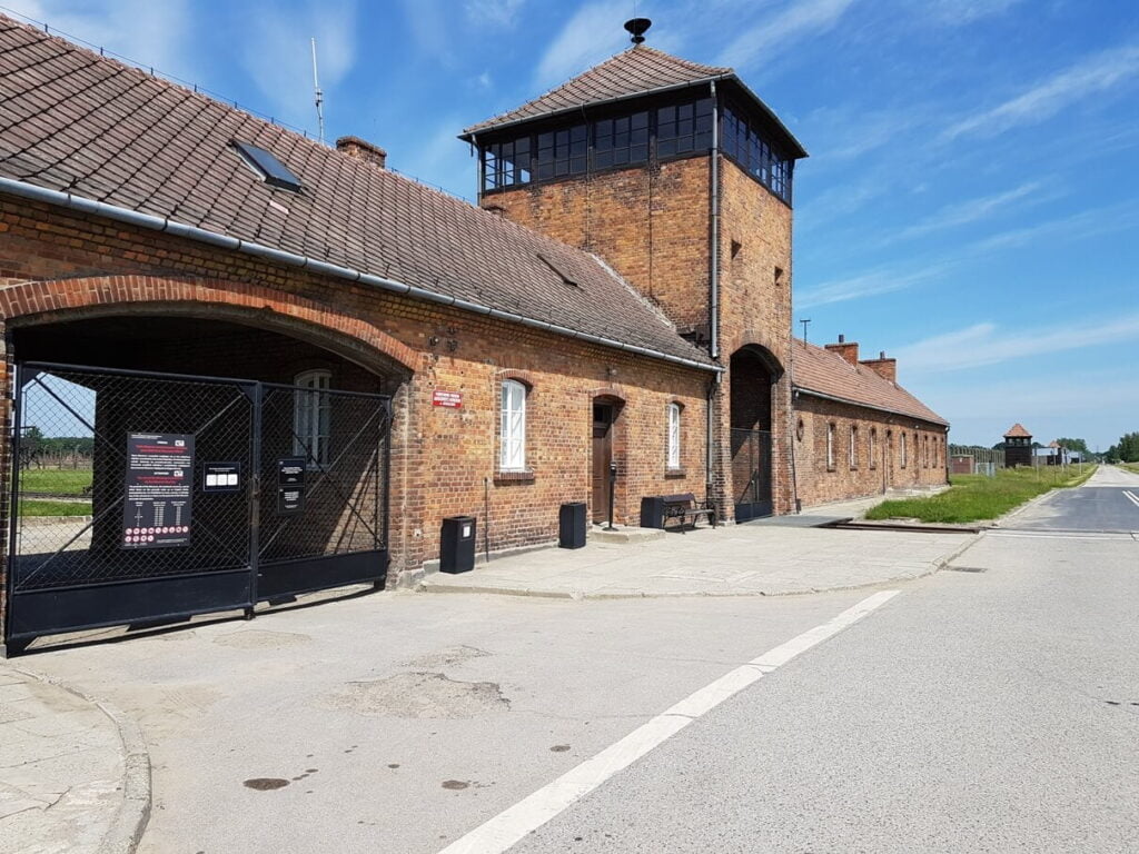 Auschwitz-Birkenau - Brama Śmierci - widok na bramę dla wagonów