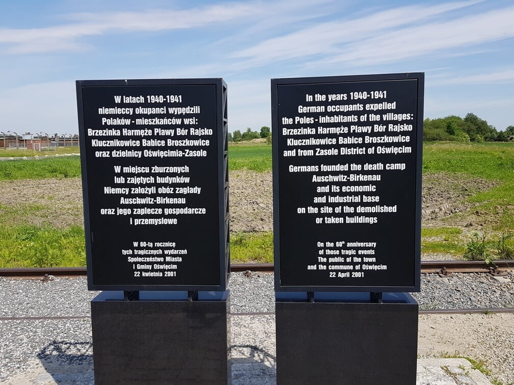 Auschwitz-Birkenau - czarna tablica upamiętniająca przy torach