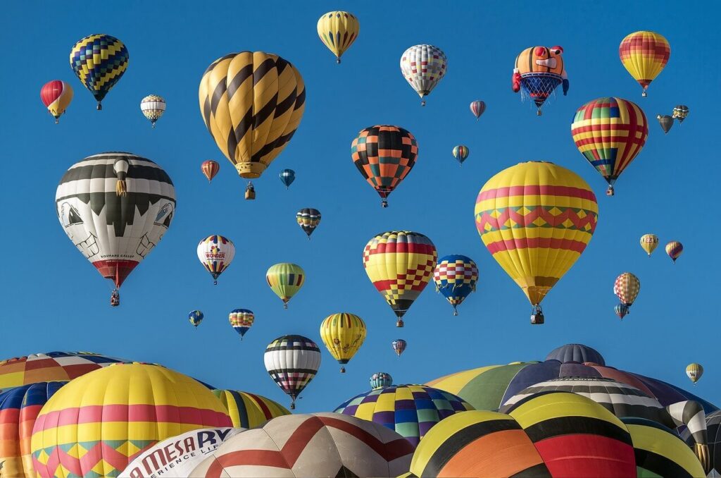 Liczne Balony Powietrzne na tle nieba