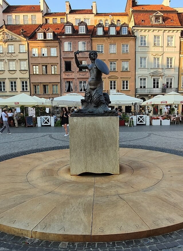 Pomnik Syrenki Warszawskiej na rynku Starego Miasta