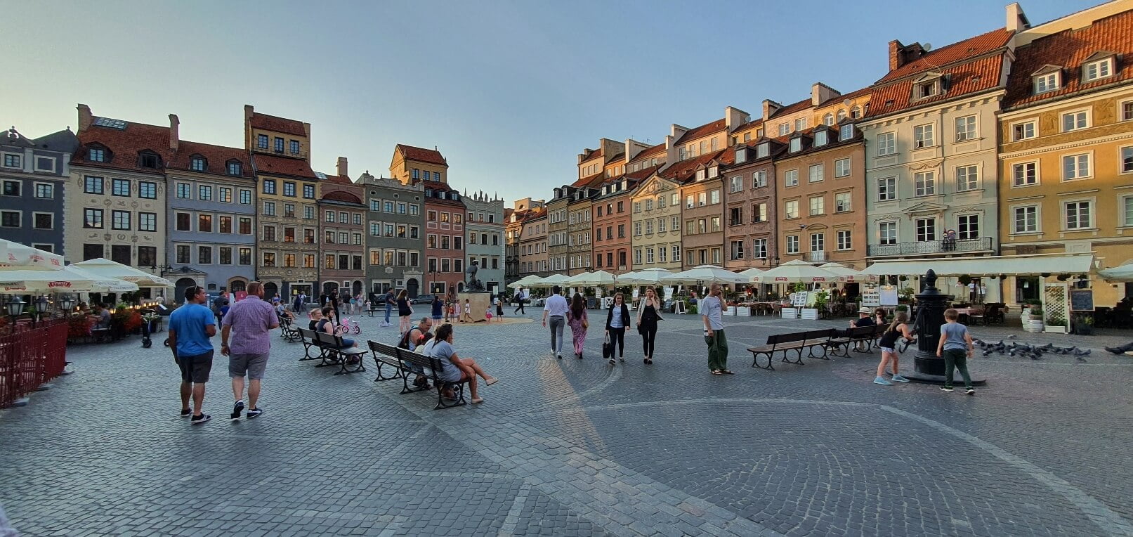 Turyści na Rynek Starego Miasta w Warszawie