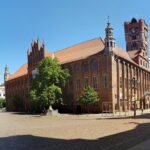Fontanna Flisaka na tle ratusza - Toruń