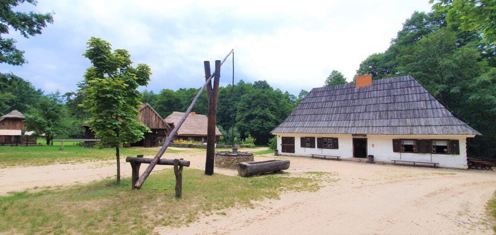 Karczma z Sochocina i widok na studnię - Skansen w Sierpcu