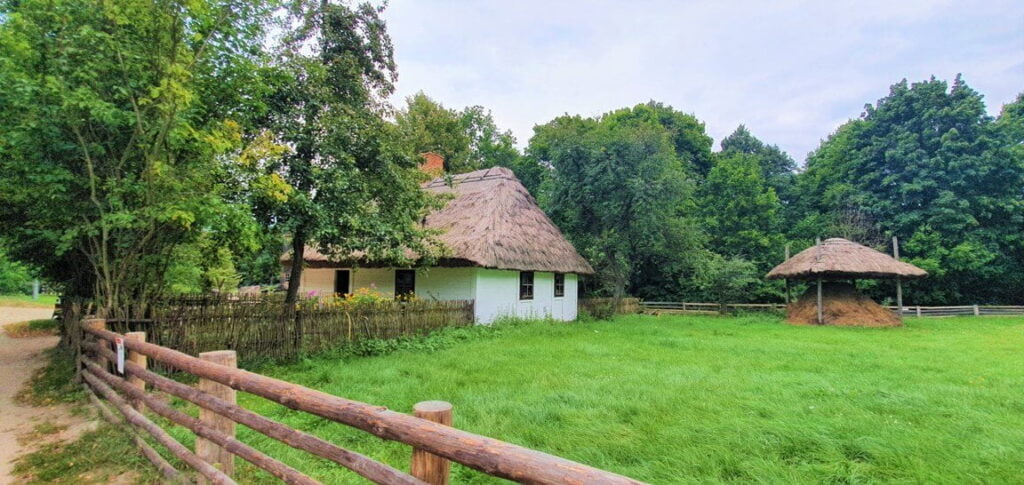 Zagroda zwierzęca z chłopską chatą - Skansen w Sierpcu