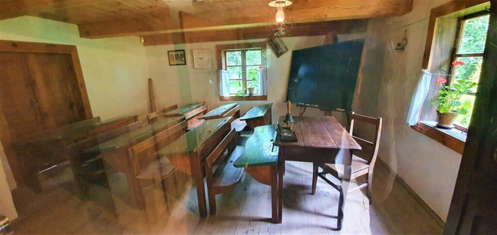 Dawna wiejska klasa, z ławkami i tablicą - Skansen w Sierpcu