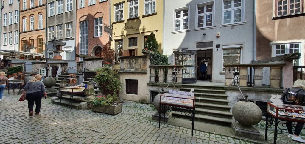 Gdańsk ulica Mariacka - widok na uliczne stragany z upominkami