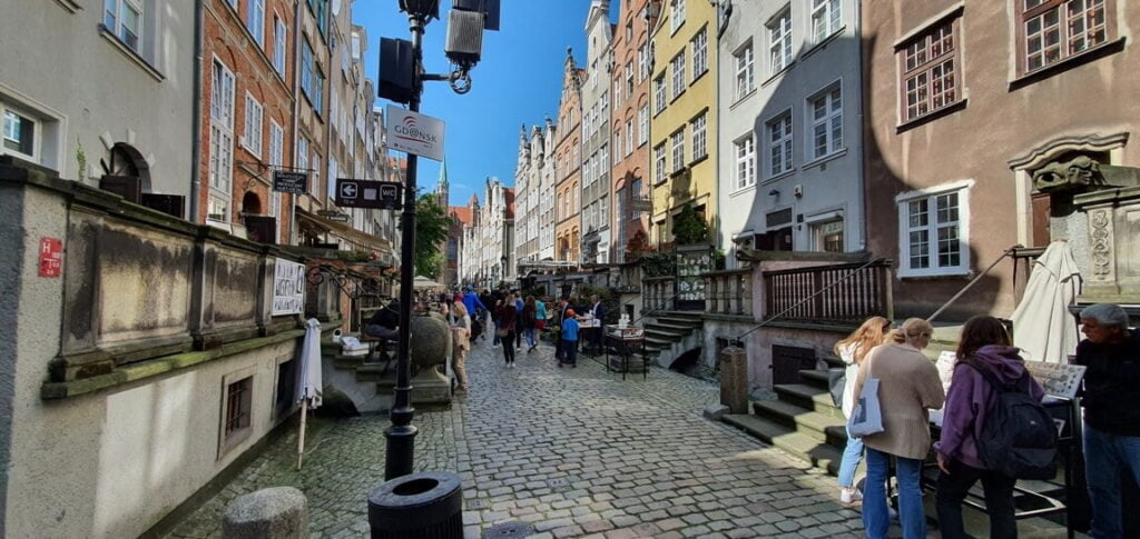 Gdańsk turyści spacerujący po ulicy mariackiej