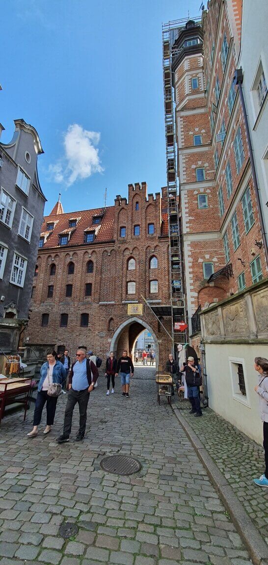 Gdańsk widok na Bramę Mariacką od strony ulicy Marjackiej