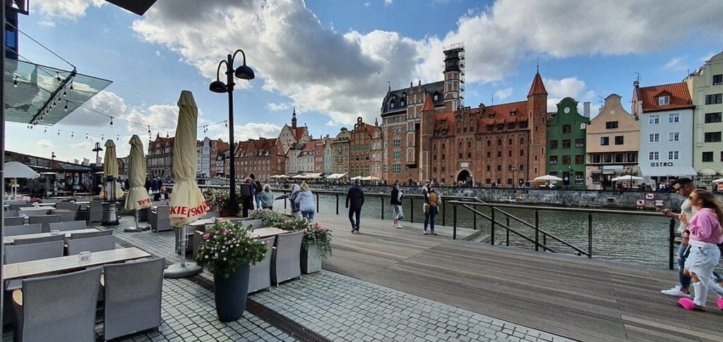 Gdańsk ulica Mariacka - widok na rzekę od strony bramy marjackiej