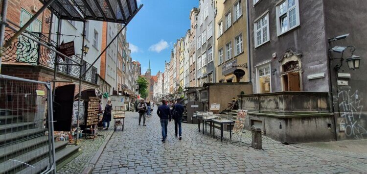 Gdańsk widok na ulice Mariacką od strony bramy marjackiej