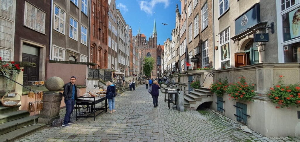 Gdańsk ulica Mariacka widok na handlarzy ulicznych