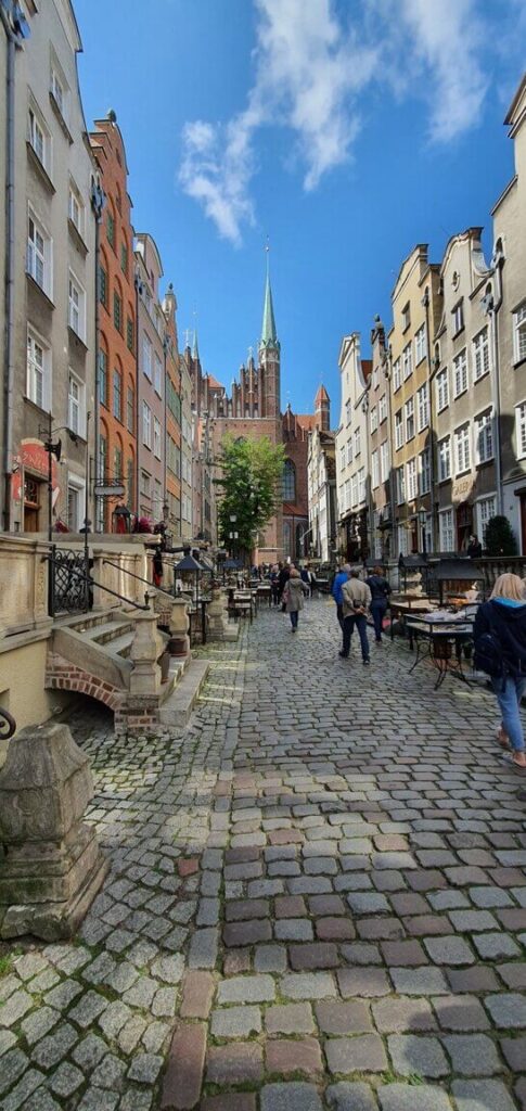 Gdańsk, widok na ulicę Mariacką - w oddali Bazylika Mariacka