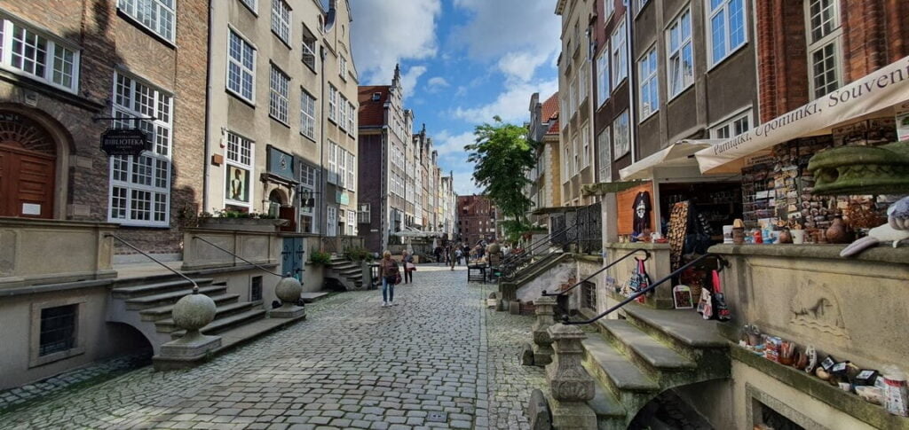 Gdańsk ulica Mariacka - stragany z upominkami i pamiątkami
