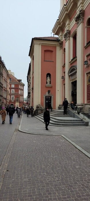 Kamienny Niedźwiedź w Warszawie - kościół ojców jezuitów - ulica Świętojańska