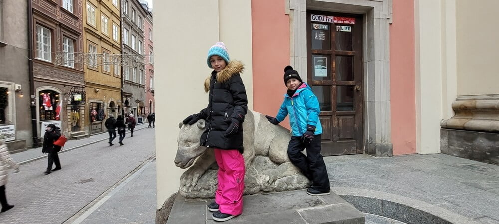 Kamienny Niedźwiedź w Warszawie przed kościołem ojców jezuitów zdjęcie z dziećmi